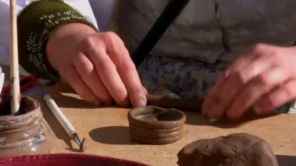 Bliska pracy rąk Pottera — Wideo stockowe