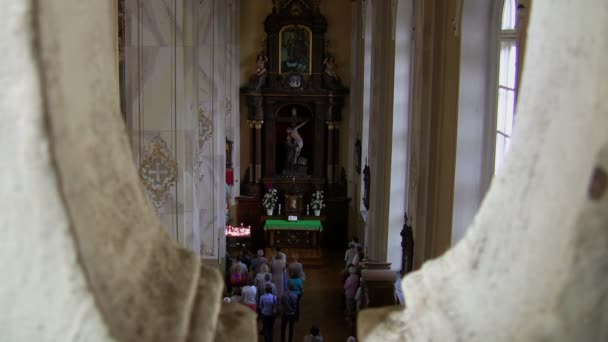 Vista do interior da igreja do sótão do coro — Vídeo de Stock