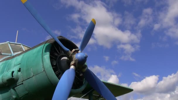 Old airplane propeller — Stock Video