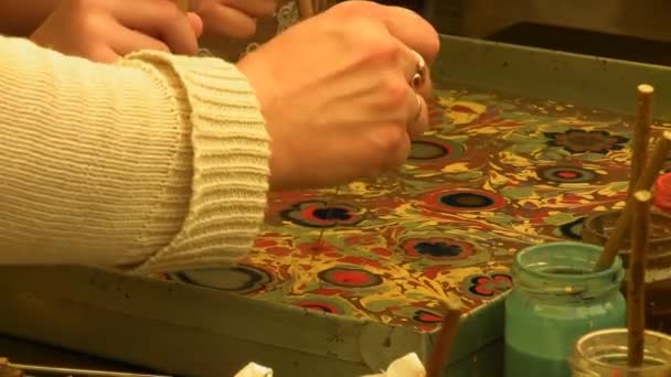 Studenci sztuka uprawiania ebruartysta marbling pokazano podstawy do uczniów — Wideo stockowe