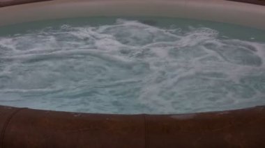 kaynayan su dolu küvet