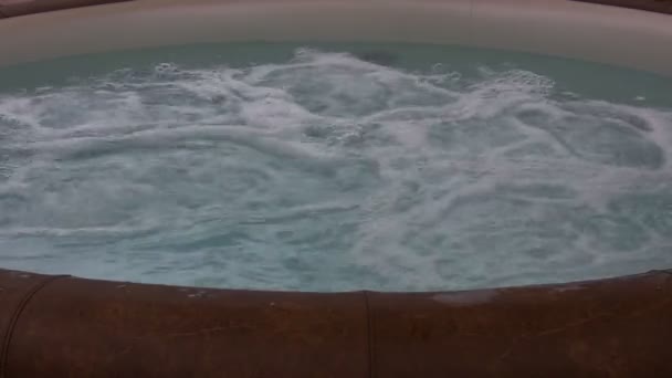Bañera llena de agua burbujeante — Vídeo de stock