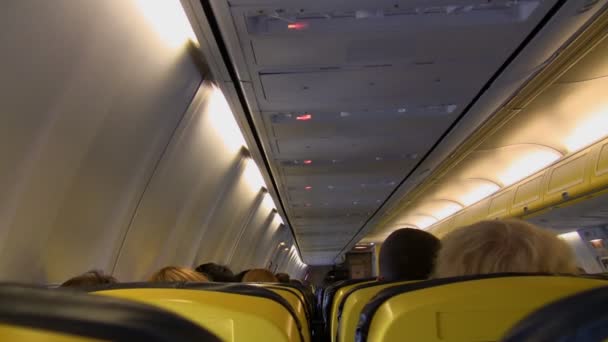 De cabine van het vliegtuig tijdens de vlucht — Stockvideo