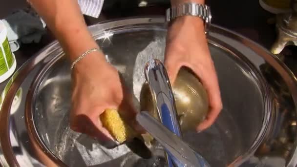 Bir adam çamaşır antika pirinç sürahi — Stok video