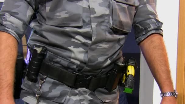 Kamuflaj üniforma giyen silahlı memur — Stok video