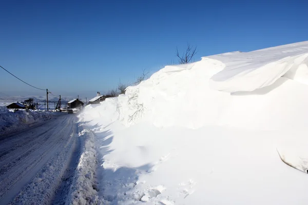 Camino rural nevado en invierno — Foto de Stock