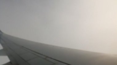 uçak kapısı bulutlar