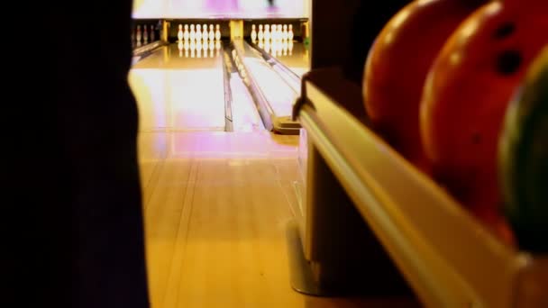 Dieci pin palla da bowling sciopero — Video Stock