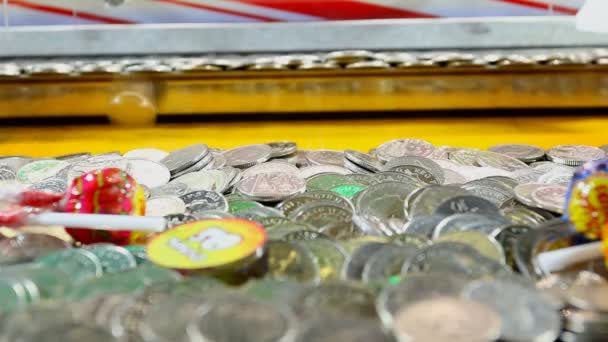 Máquina de empurrar moeda no parque de diversões — Vídeo de Stock