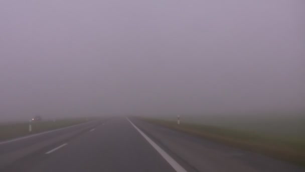 Водіння на автомагістралі в тумані — стокове відео