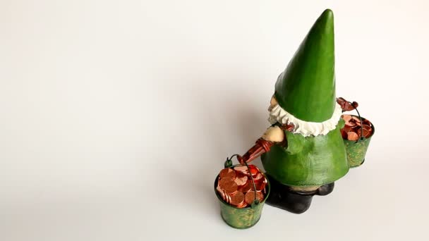 绿色 gnome 提着水桶的孤立的硬币 — 图库视频影像