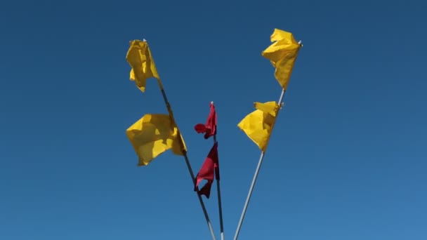 Красные и желтые флаги фестиваля — стоковое видео