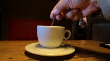 kahve fincanı şeker karıştırma