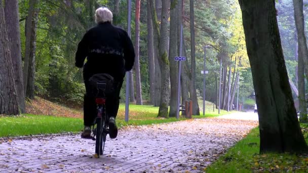 Seniorin fährt Fahrrad — Stockvideo