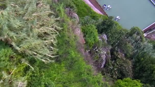 Вид с воздуха на склон горы в городской местности — стоковое видео