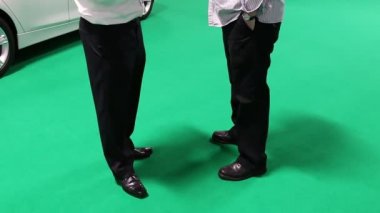 iki işadamı ve araba yeşil zemin üzerine