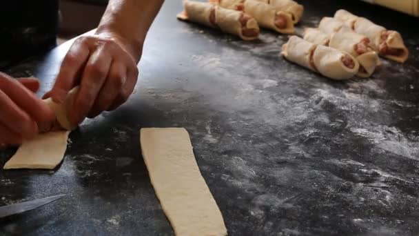 Chef preparando envolturas de carne para la cena — Vídeos de Stock