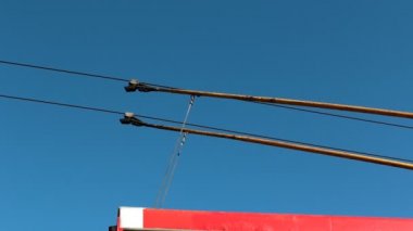 troleybüs uzağa taşır