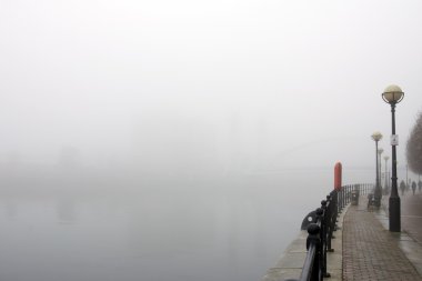 quayside sisin içinde insanlar