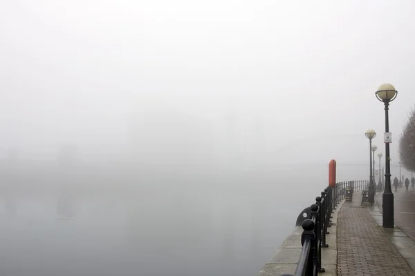 quayside sisin içinde insanlar