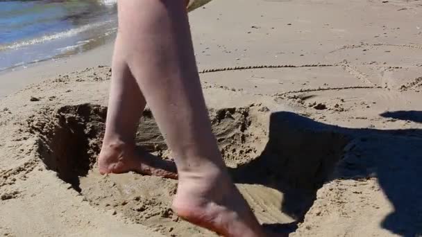 Jonge vrouw zand beeldhouwer — Stockvideo