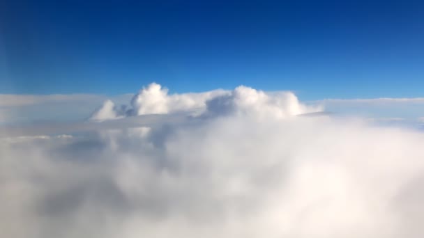 Avión cruzando el nivel de nubes — Vídeo de stock