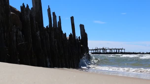 Antiguas ruinas del muelle, playa, mar y cielo azul — Vídeo de stock