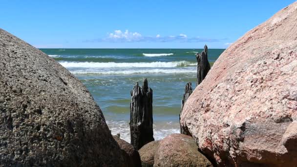 Vue mer à travers les pierres — Video