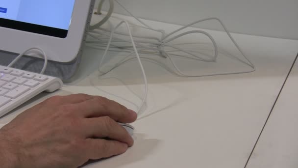 Mão, mouse, teclado branco e exibição — Vídeo de Stock
