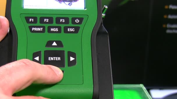 Draagbare elektronische detailhandel apparaat in gebruik — Stockvideo