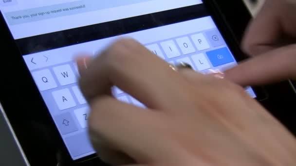 Dactylographie sur clavier tablette 