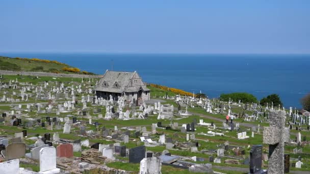 Lenta Toma Panorámica Del Cementerio Galés Colina Del Gran Orme — Vídeos de Stock