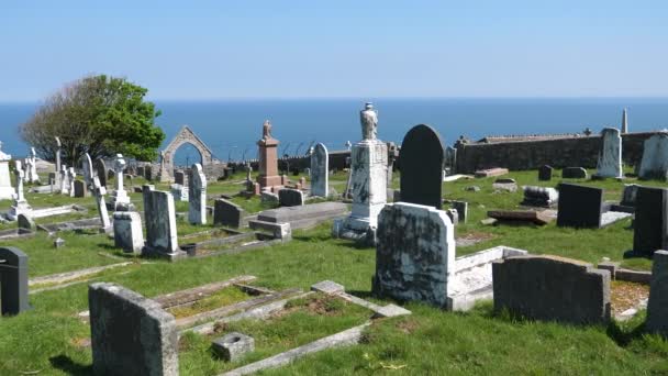 大不列颠 威尔士 兰杜德诺镇公墓位于大奥尔姆山上蓝海平底之上 — 图库视频影像