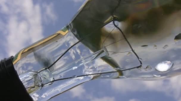 Burbujas de aire en bombilla eléctrica llena de agua — Vídeos de Stock