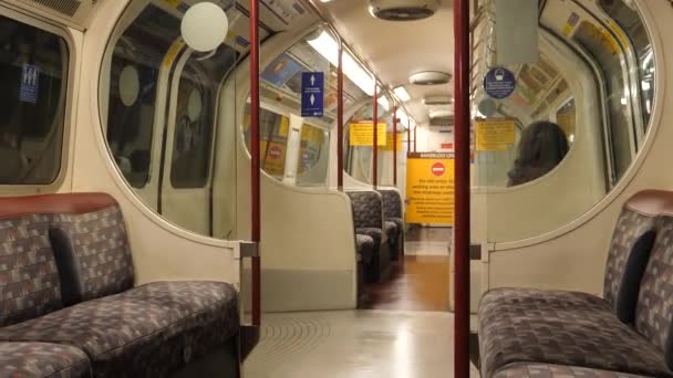 Jedna Nerozpoznatelná Žena Dlouhými Vlasy Sedící Uvnitř Prázdné Londýnské Metra — Stock video
