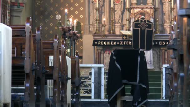 Priester feiert Totenmesse in der Kirche — Stockvideo