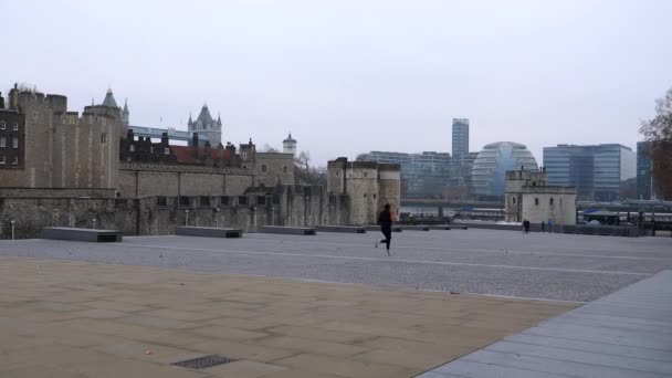 Старі Сучасні Будівлі Невпізнавана Жінка Біжить Рано Вранці Біля Знаменитої — стокове відео
