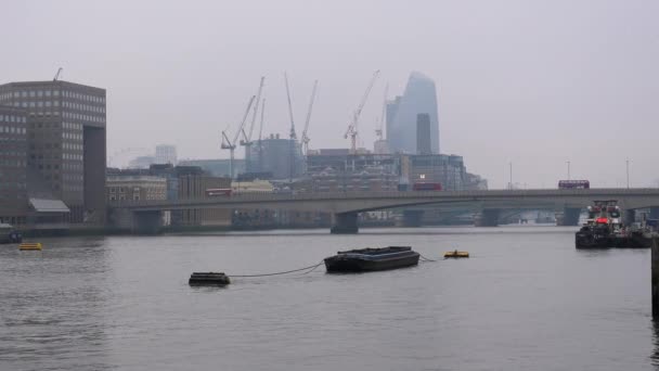 Rote Doppeldeckerbusse Fahren Morgen Auf Der London Bridge Über Die — Stockvideo