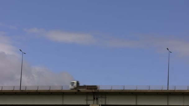 在桥上的汽车 — 图库视频影像