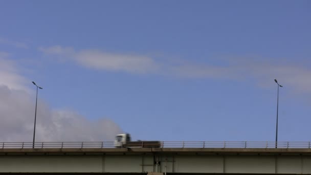 Turismos en el puente — Vídeos de Stock