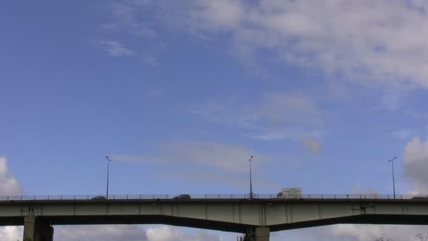 Транспорт на мосту — стоковое видео