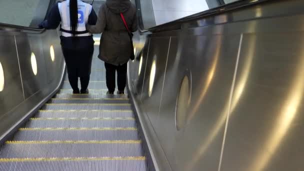 Вид Ззаду Двох Невідомих Жінок Спускаються Ескалатором Метро Або Підземній — стокове відео