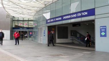 Londra, İngiltere, UNITED KINGDOM - CIRCA NOVEMBER, 2020 Kings Cross ve Saint Pancras yeraltı veya metro girişinde koruyucu maskeli insanlar.
