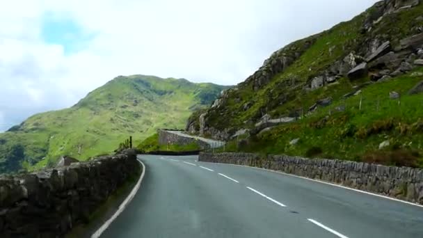 Blick Auf Die Autoscheibe Auf Der Kurvenreichen Straße A4086 Snowdonia — Stockvideo