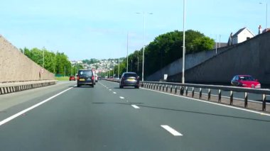 MOTORway A55, Wales, UNITED KINGDOM - CIRCA HAZİRAN 2021: Güzel güneşli bir günde güzel Galler 'de Colwyn Körfezi bölgesinde A55 otoyolu kullanan POV.