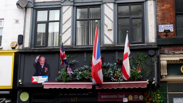 2021年9月9日 英国英格兰曼彻斯特郡 Circa September 英国国旗 英国国旗和著名的募款人队长汤姆 摩尔爵士的照片在英格兰北部奥尔德汉街的Ancoat Lad酒吧 — 图库视频影像
