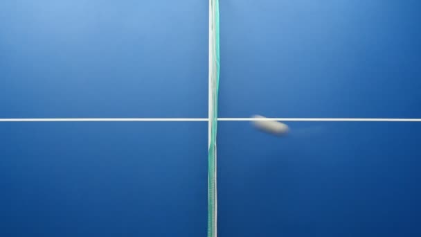 Вид Сверху Настольный Теннисный Мяч Пинг Понга Прыгающий Через Сетку — стоковое видео