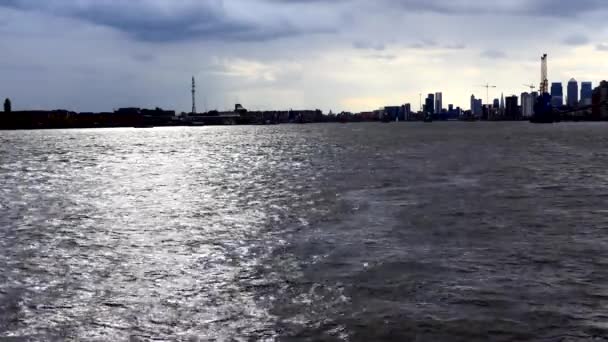 Temze Folyó Közepén Woolwich Szemszögéből Pov Temze Korlát London Városképe — Stock videók