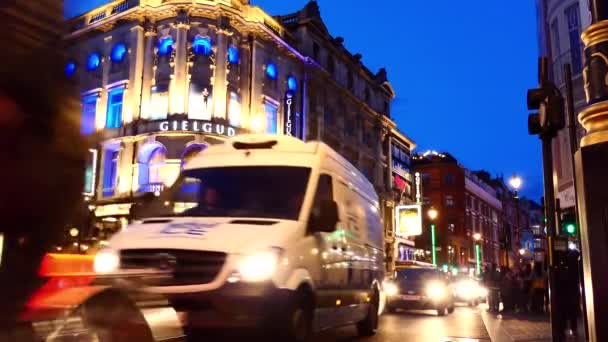 ロンドン イギリス イギリス エイプリル社 2017年 夜はギルグッド シアターのダウンタウンにある忙しいロンドンの西端地区 — ストック動画