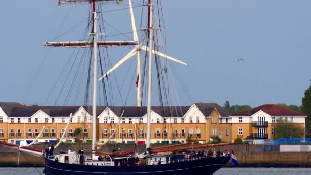 Woolwich Londres Reino Unido Navio Alto Carregando Alguns Turistas Navegando — Vídeo de Stock